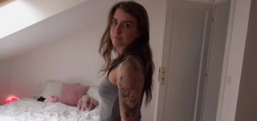 Superbe emo girl avec de beaux tatouages se tape le livreur de pizza